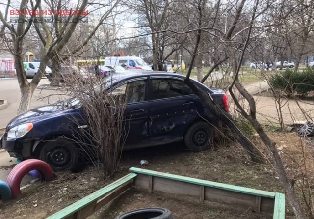 В Одессе в результате ДТП авто вылетело на детскую площадку