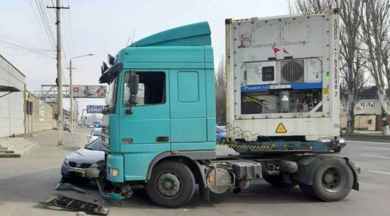 В Одессе утром случилось ДТП с участием грузовика
