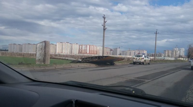 Шквальный ветер в Одессе: обрушение стены и падение деревьев