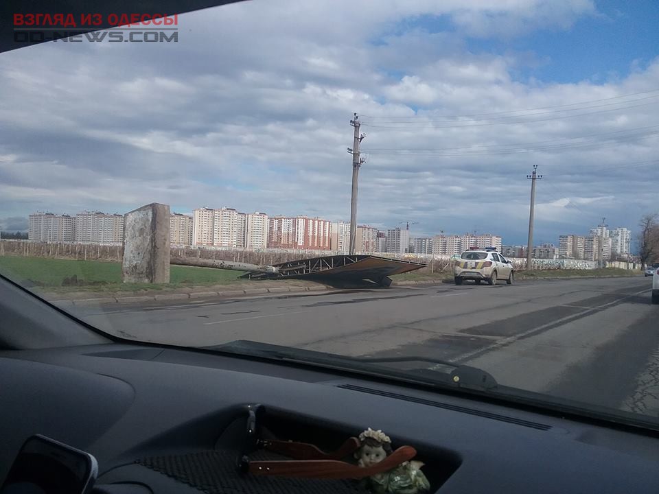 Шквальный ветер в Одессе: обрушение стены и падение деревьев