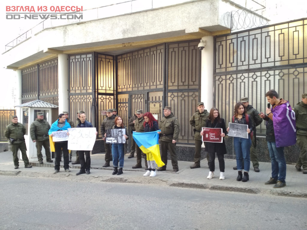 "Паша, держись!": одесситы вышли к российскому консульству на пикет
