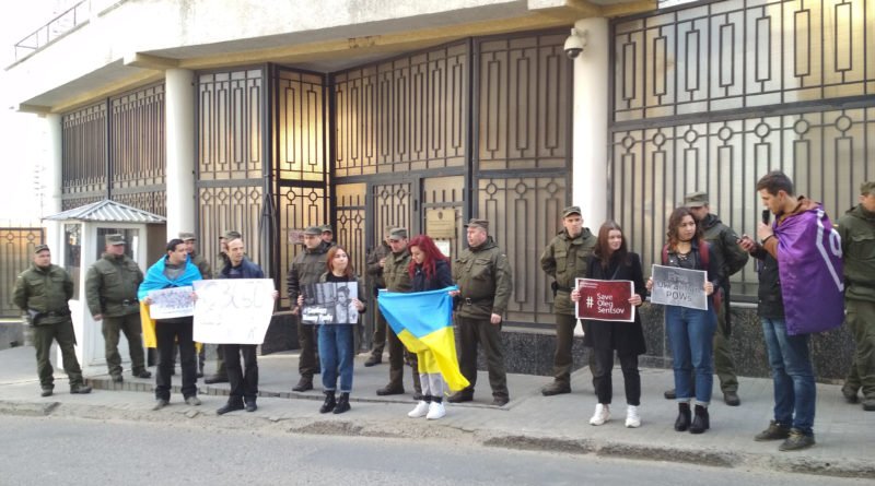 "Паша, держись!": одесситы вышли к российскому консульству на пикет