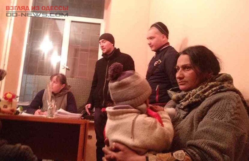 В Одессе среди ночи женщина вывел детей попрошайничать