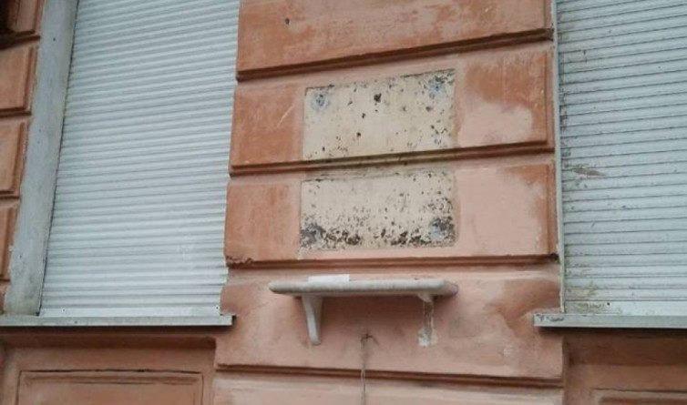 В Одессе на стене дома, где жил писатель, разбили памятную табличку