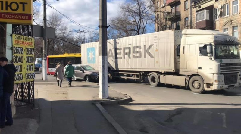 ДТП в Одессе привело к тому, что легковушка столкнулась с фурой