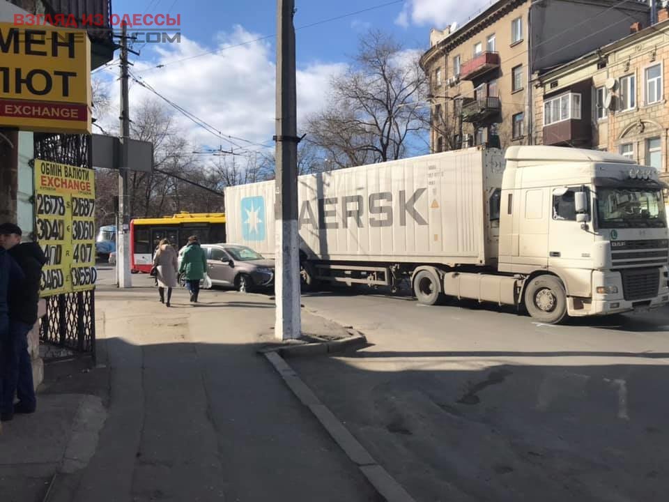 ДТП в Одессе привело к тому, что легковушка столкнулась с фурой