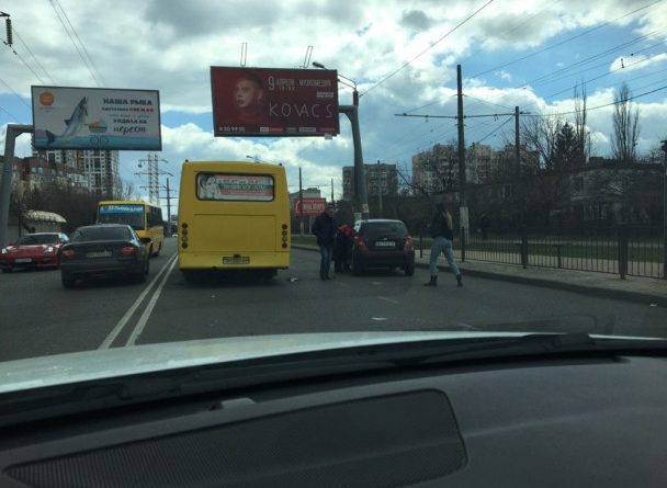 В Одессе из-за масштабного ДТП с участием маршрутки образовалась пробка