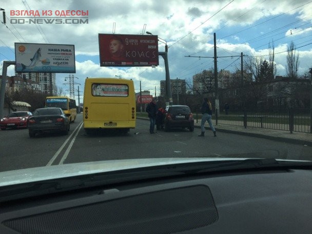 В Одессе из-за масштабного ДТП с участием маршрутки образовалась пробка