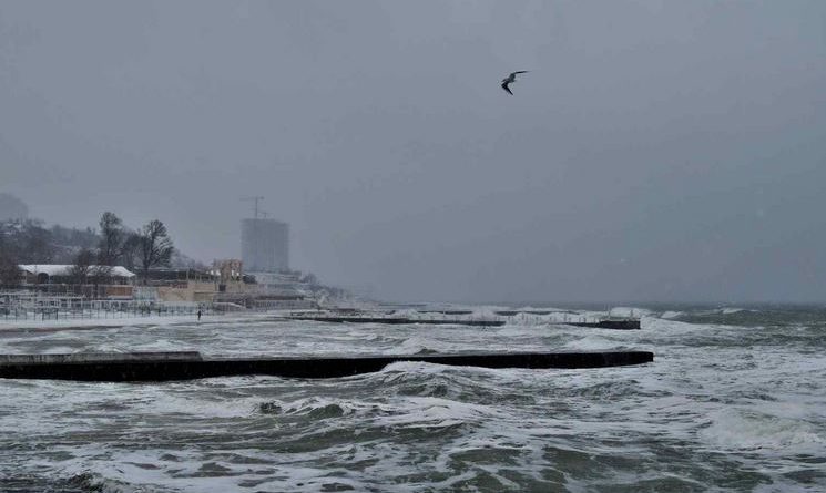 В Одессе из-за сильного ветра коляска с ребенком оказалась в море