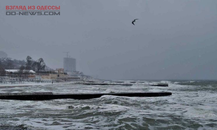 В Одессе из-за сильного ветра коляска с ребенком оказалась в море