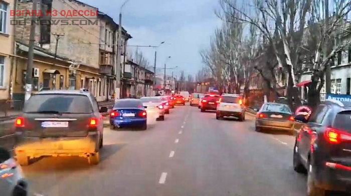 Водители в Одессе создали коридор для "скорой"