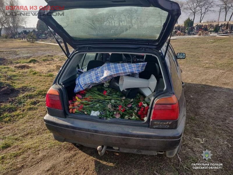 На одесском кладбище не погнушались собрать цветы с могил, с целью их продажи