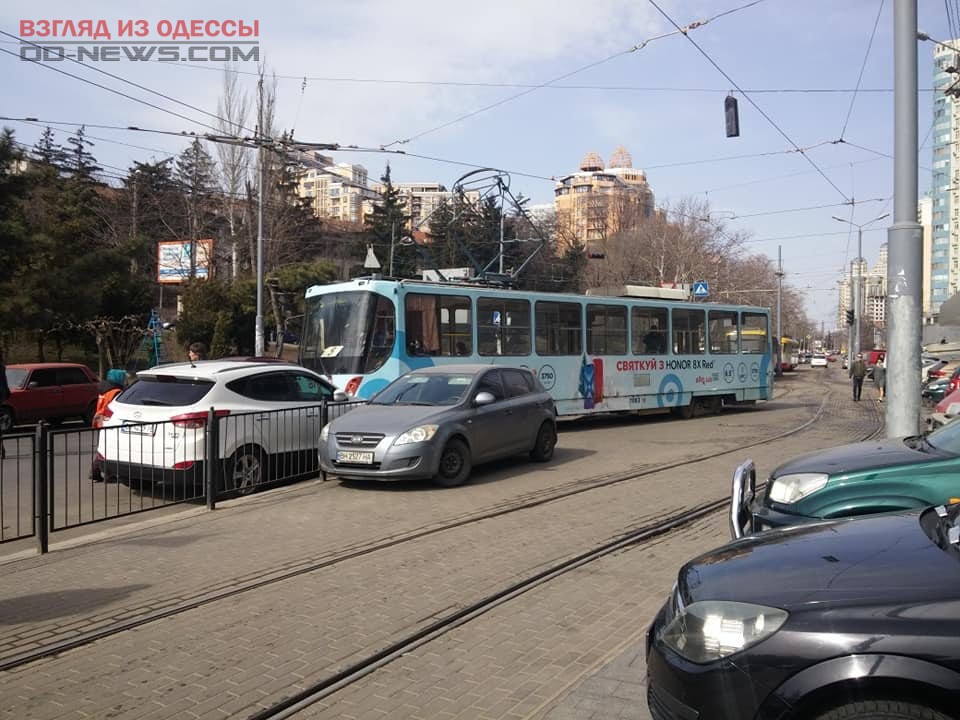 Автохам в Одессе надолго заблокировал движение общественного транспорта