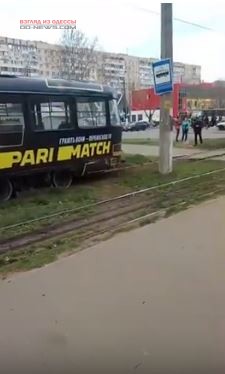 В Одессе на поселке с рельсов сошел трамвай
