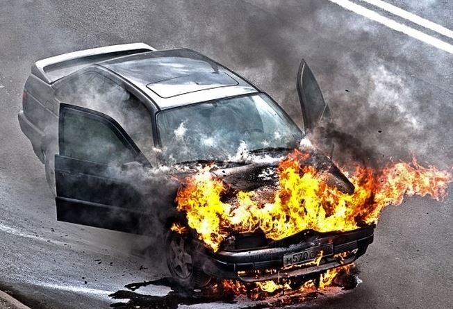 В Одесской области прямо на дороге загорелся автомобиль