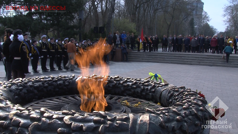 В Одессе школьники несут почётный караул Вахты памяти
