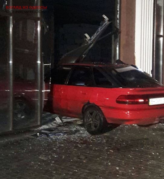 В Одессе лихач на авто протаранил витрину торговой точки
