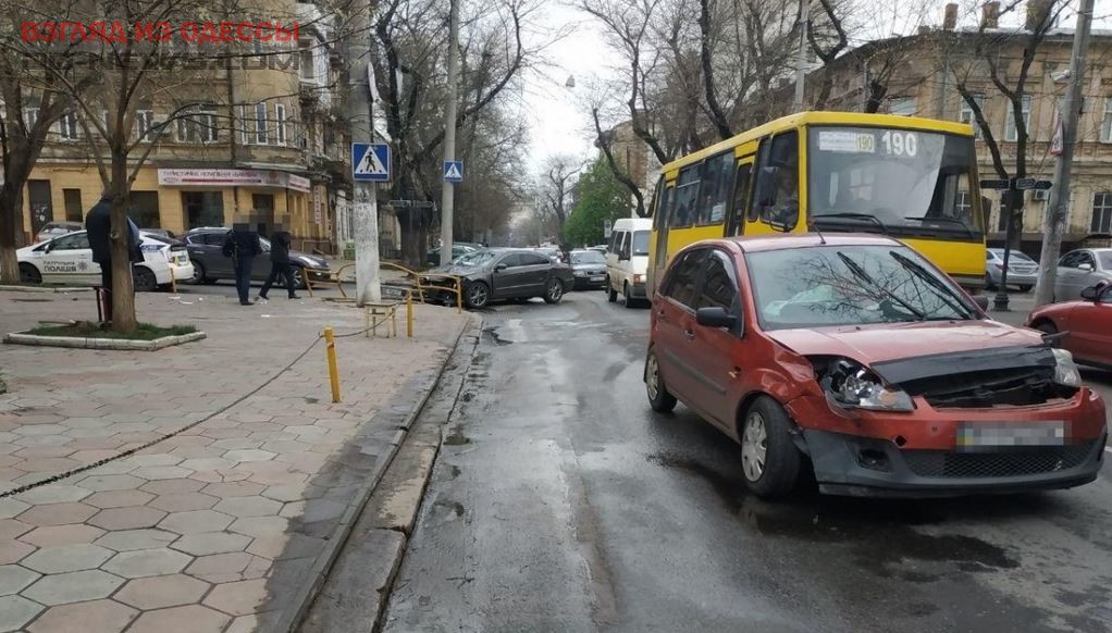 Во время серьезного ДТП в одесситку попала отлетевшая часть железного ограждения