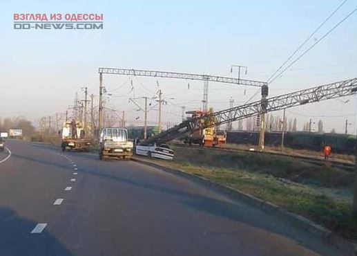 В Одесской области при ДТП на машину упал столб