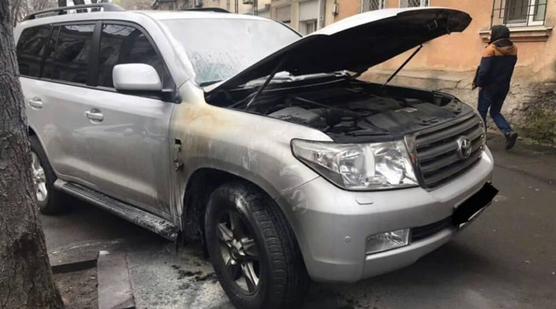В Одессе произошел поджог внедорожника: использовали зажигательную смесь