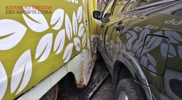 В Одессе легковушка "подрезала" трамвай: пострадал кондуктор