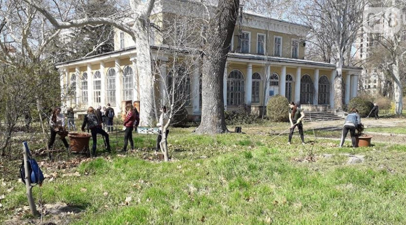 Ряд субботников прошли в Одессе: пропололи розы, высадили райские яблочки