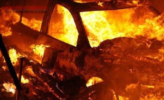 В Одесской области тушили горевший автомобиль