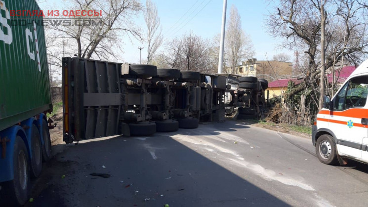 В Одессе произошла ещё одна крупная авария с переворотом фуры