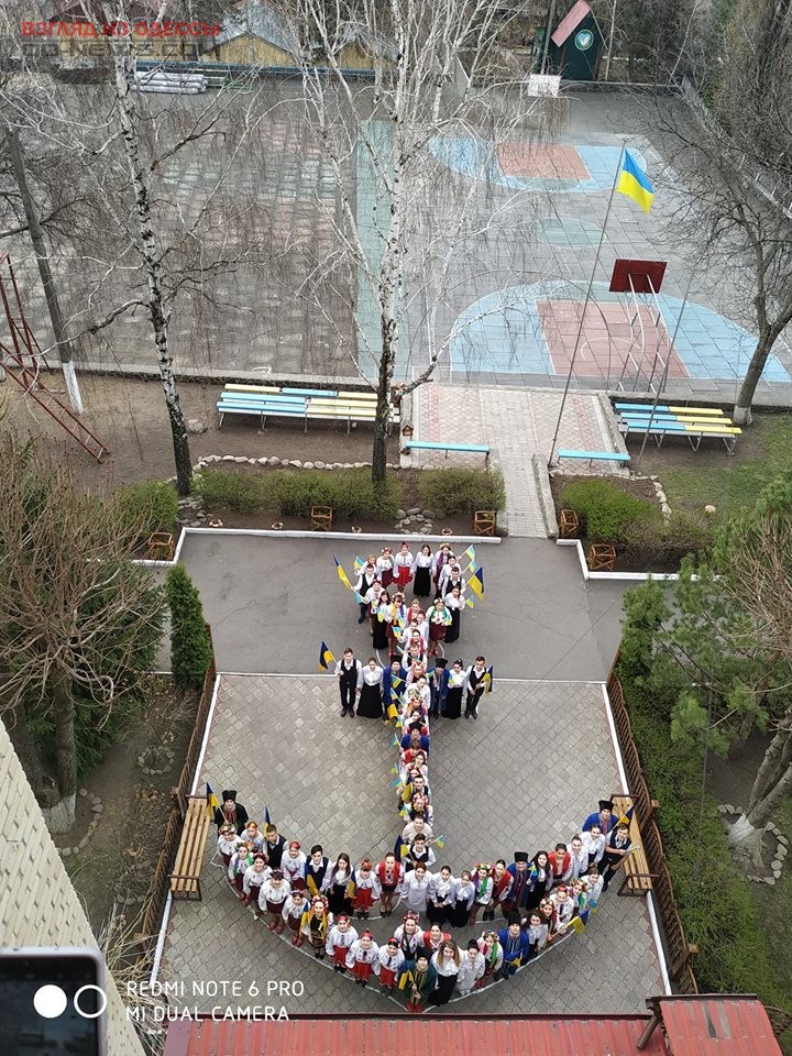 В поддержку украинских моряков под Одессой провели патриотический флешмоб