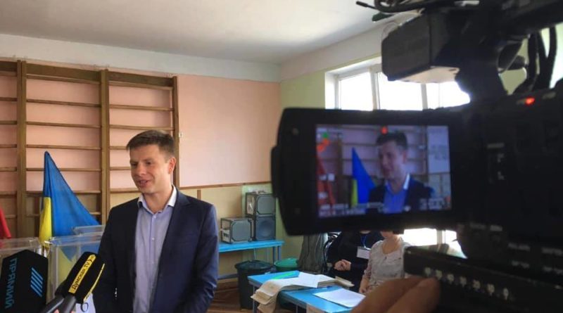 Одесский парламентарий считает, что во втором туре голосования будет выбор между Порошенко и Коломойским
