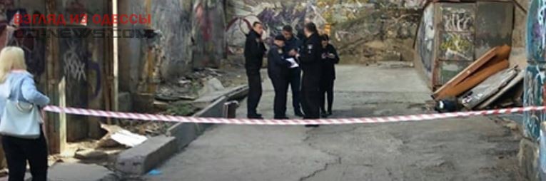 В Одессе на улицу выбросили тело мужчины