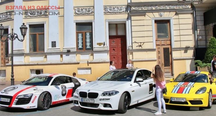 В центре Одессы можно увидеть ряд элитных автомобилей