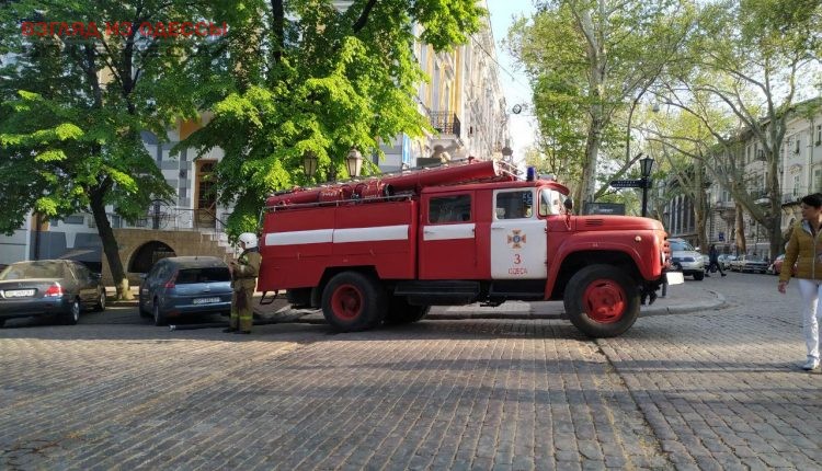 В центре Одессы пожарным пришлось тушить загоревшийся мусор