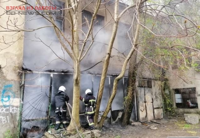 В Одессе от огня спасали заброшенную столовую