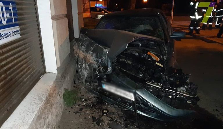 В Одессе автомобиль угодил в стену магазина и разбился "всмятку"