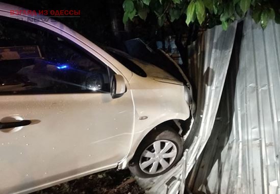 Из-за мокрой дороги в Одессе автомобиль протаранил забор