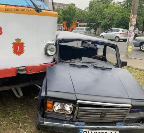 В Одессе в результате ДТП с трамваем, зажало водителя легковушки
