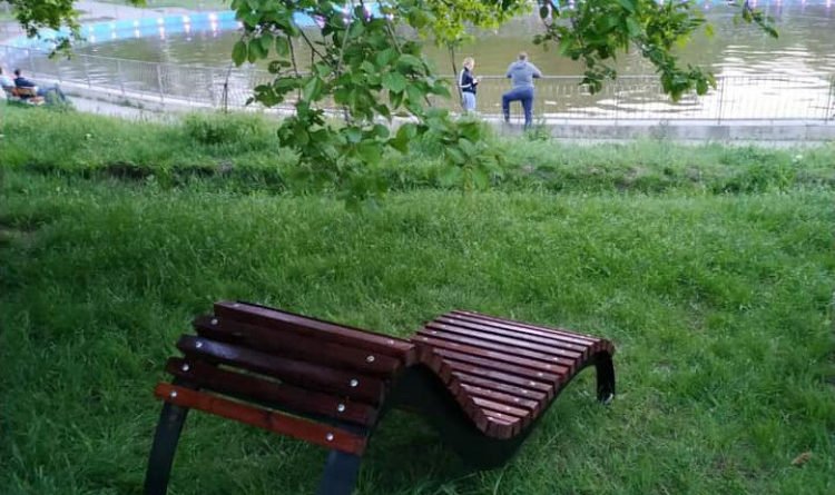 В Одессе появилось необычное и очень уютное кресло, установленное на природе