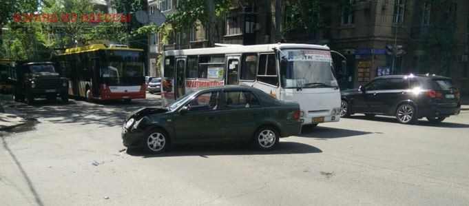 В Одессе вследствие аварии между авто пострадал проходящий мимо человек
