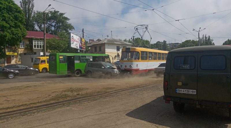 В Одессе очередной автомобиль угодил под движущийся трамвай
