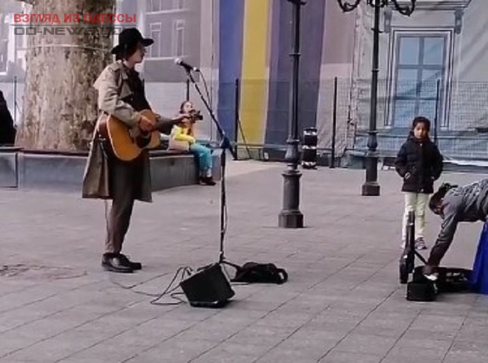 В центре Одессы женщина ромской национальности ограбила уличного музыканта