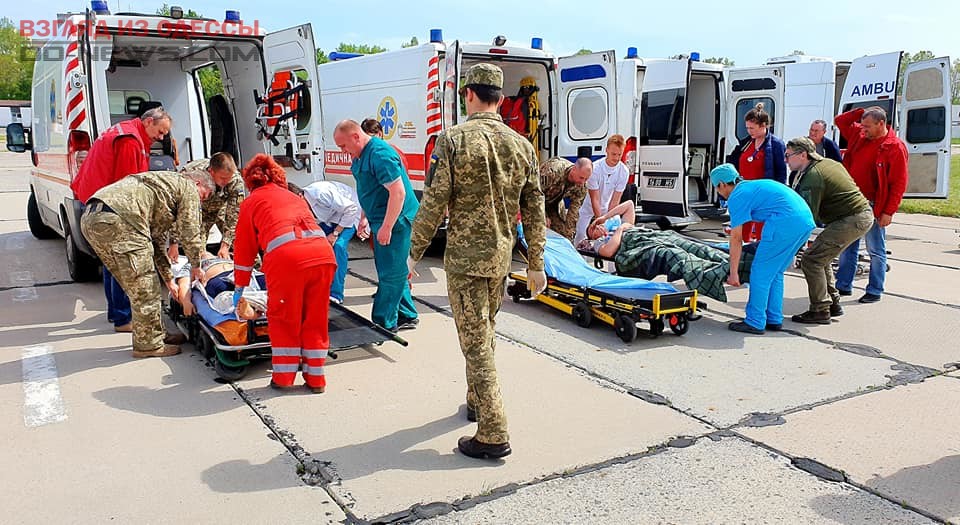 В Одессу прибыл борт с раненными бойцами: много тяжёлых