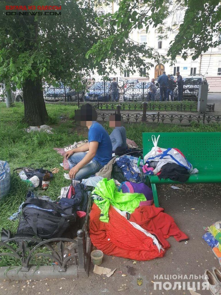 В Одессе семья с маленькими детьми поселилась прямо на улице