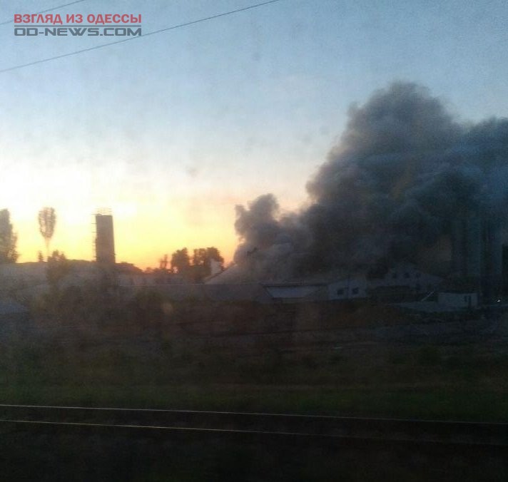 В Одессе крупный пожар на складах с мебелью