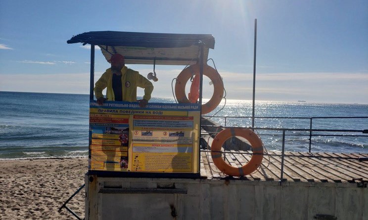 На одесских пляжах заступают на службу спасатели