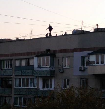 Юные одесситы играют в опасные игры на крыше дома
