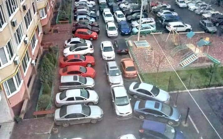 В Одессе показали уникальный двор, где припарковано более сотни авто