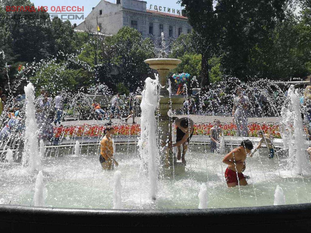 В центре Одессы отдыхающими был сломан ещё один городской фонтан