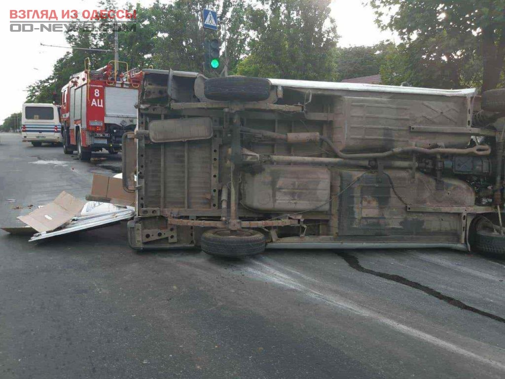В Одессе произошло ДТП с переворотом грузовика
