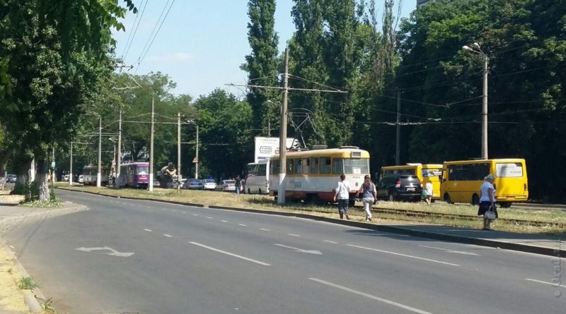 В Одессе трамвай сбил человека, переходящего в неположенном месте